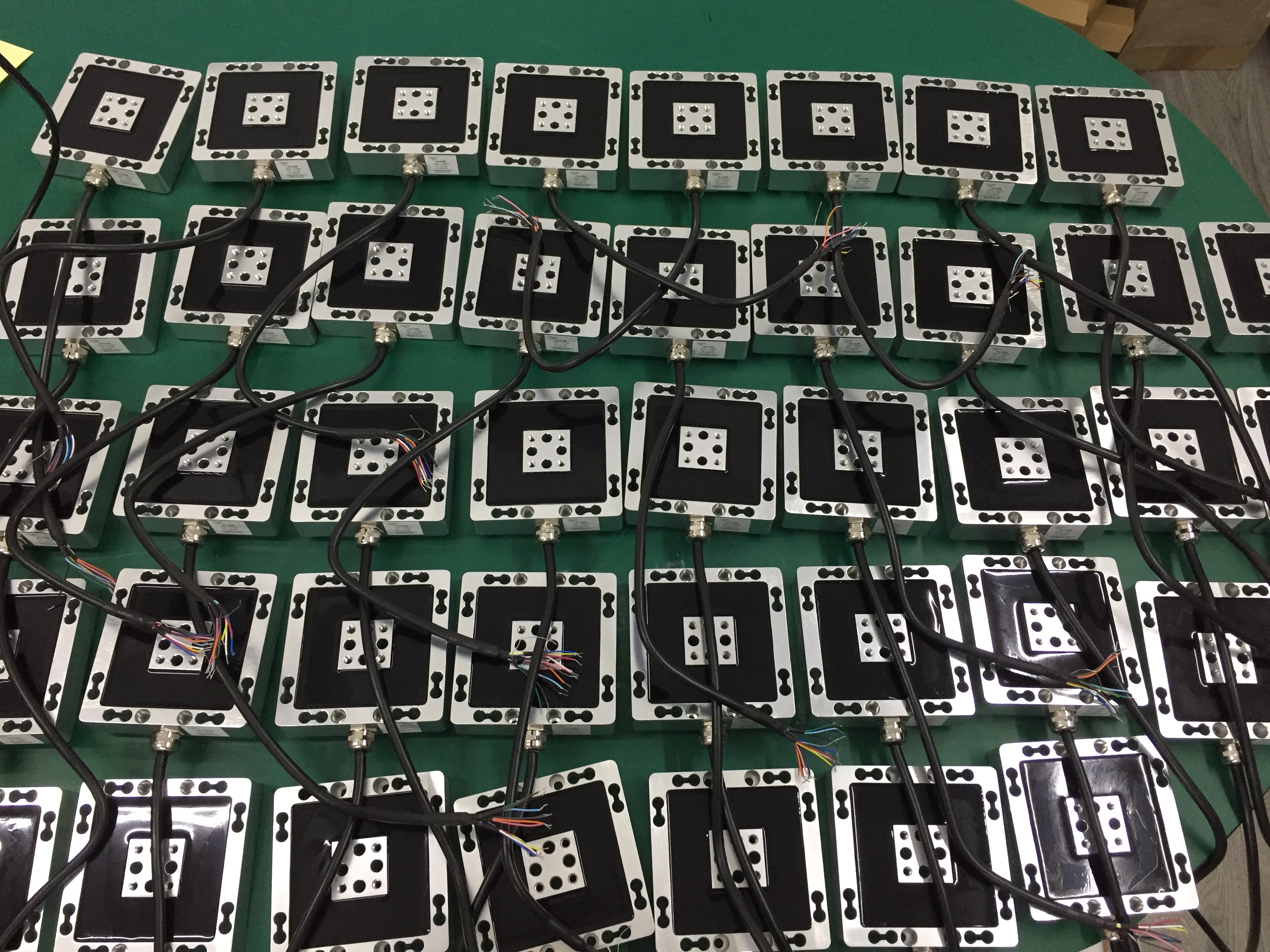 三軸力傳感器應(yīng)用于發(fā)動機懸置震動測試