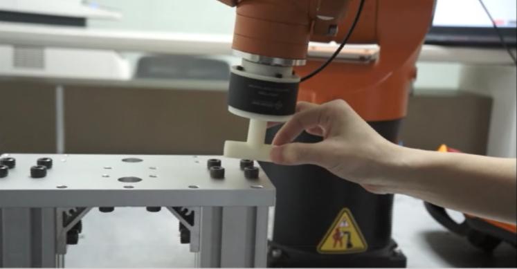 六維力傳感器用于機(jī)器人拖動示教分享